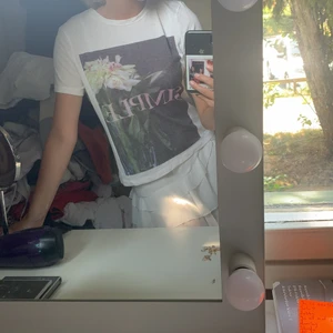 En tröja - En tröja jag köpte på biktok för ett tag sedan. Men säljer för den inte kommer till användning längre. För fler bilder eller frågor är det bara att fråga mig så kan jag fixa det💗