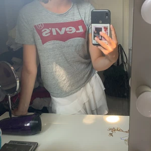 En tröja från levis  - Säljer denna för har tröttnat på den för har använt den så mycket. Som ni ser på sista bilden så är det en fläck o där med går priset ner. Men för fler bilder eller frågor är det bara att fråga mig så kan jag fixa det 😊