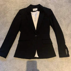 Svart kavaj - Säljer denna kavaj från HM💕 Finns ingen lapp som visar vilken storlek. Men passar mig som vanligtvis har strl S.