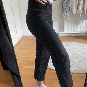 Jättefina jeans köpta från lager 157 i storlek xss. De har varit en favorit men de är nu för små för mig som är 155cm lång💗 inga märken eller liknande! OBS! Lånade bilder eftersom jag inte får på mig de!❌❌ köpta för 300kr säljer för 130kr