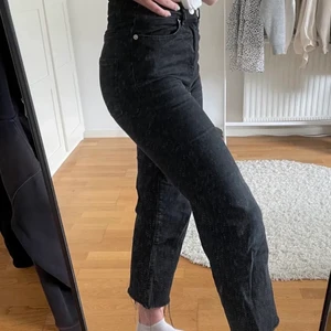 Jeans från lager 157  - Jättefina jeans köpta från lager 157 i storlek xss. De har varit en favorit men de är nu för små för mig som är 155cm lång💗 inga märken eller liknande! OBS! Lånade bilder eftersom jag inte får på mig de!❌❌ köpta för 300kr säljer för 130kr