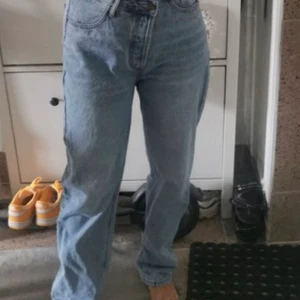 Fashion Nova jeans  - Strl 5 passar mig som är en S/36 dock för långa på mig som är 167 lång 