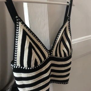 Stickat linne - Säljer detta fina linne, då det inte kommit till användning mer än drygt en gång. Det är i storlek M, men skulle säga att det passar en S också. Buda gärna i kommentarerna🥰 (frakten är inte inkluderad)