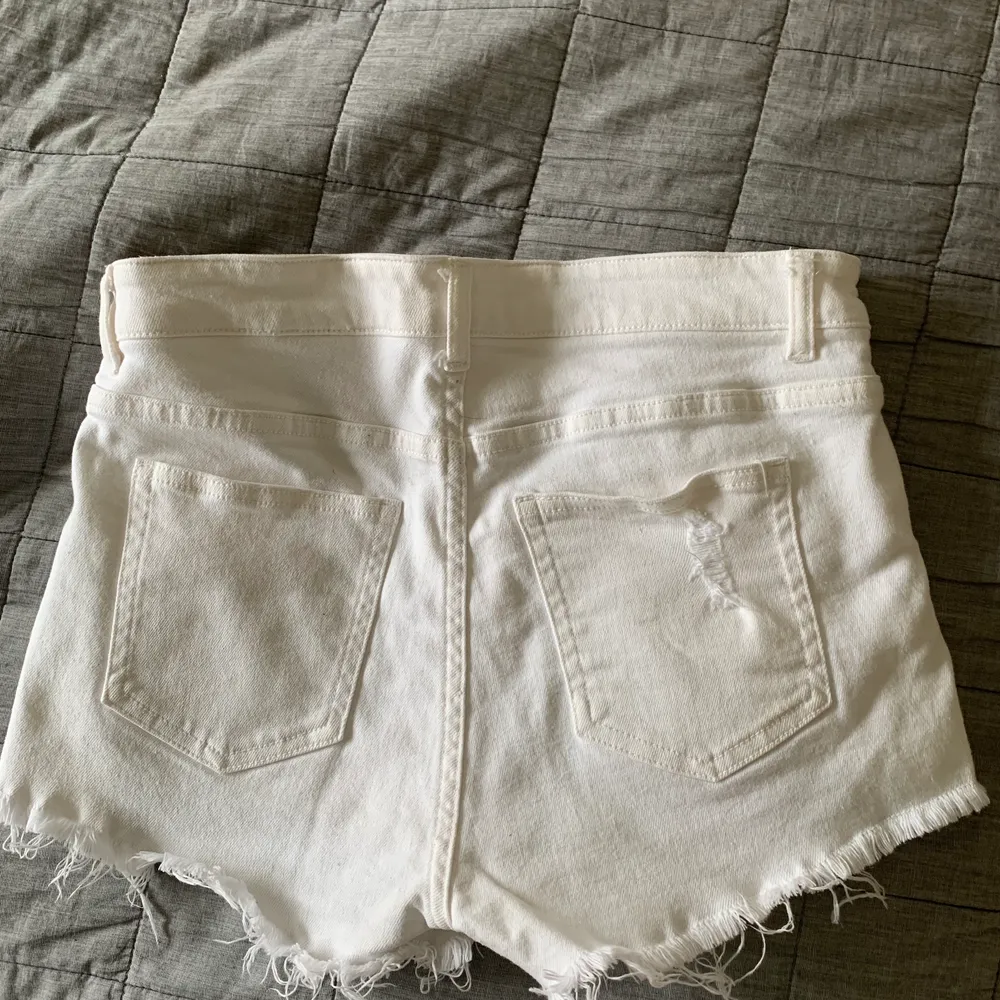 Säljer mina super snygga vita shorts me slitningar då jag inte använder de längre. Storlek 34. Mitt pris 100kr + frakt 🥰🥰. Shorts.