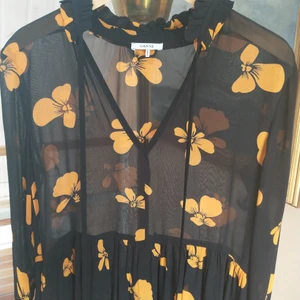 Ganni 36 - Ny klänning från Ganni. Fina detaljer, kjolen är fodrad. 100 % viscose. Storlek 36. Frakt ingår!