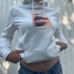 Hoodie - Vit hoodie med tryck på framsidan, tröjan är ifrån märket stay och är nästan oanvänd. Storleken är S men passar även en M. Tröjan kan hämtas i närheten av Göteborg/Stenungsund eller skickas. Köparen står för frakten!!!💖💗💞💘💗💗💓
