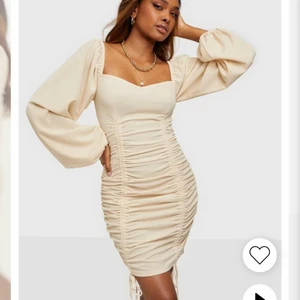 Klänning  - Säljer en superfin beige klänning från nelly i strl: S/36 som endast är testad!!! Säljer klänningen då jag inte gillade ballongärmarna. Priset kan diskuteras!!