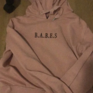 Babes hoodie - Säljer nu min fina rosa hoodie med märket ”babes” på från hm som aldrig kommer till användning. Använd några gånger men är i ny skick. Strl S men passar även xxs-xs. 🤍 frakt är inräknat i priset