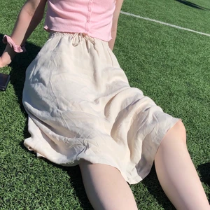 Kjol - säljer denna beigea kjolen jättefin jättenajs. typ linnekjol men inte riktigt. köpte på h&m för typ 2 år sen? så finns inte kvar i sortimentet men skicket är topp