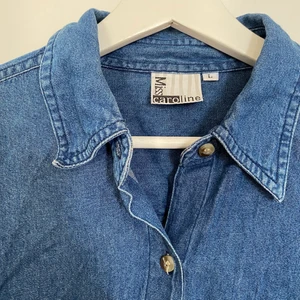 Jeansskjorta  - En blå jeansskjorta. Säljes pga för många hemma. Storlek L💫 figursydd (se sista bilden) 