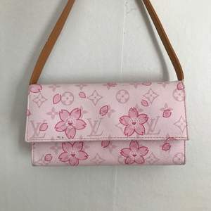 En rosa louisvitton inspirerad väska gjord av fejk läder med jättefina blommor, säljs pga att den aldrig andvånds inga synliga tecken på användning