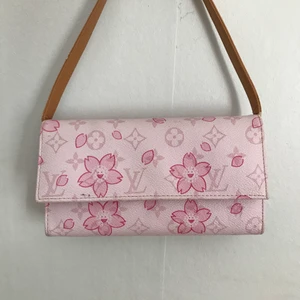 Louisvitton väska - En rosa louisvitton inspirerad väska gjord av fejk läder med jättefina blommor, säljs pga att den aldrig andvånds inga synliga tecken på användning
