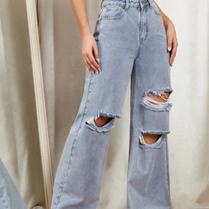 Denim jeans  - Shein byxor i storlek XS helt nya och aldrig använda kom tyvärr för stora för min dotter. Längden är runt 107cm, midjan 68cm, höft storlek 97cm, lår 58.8 cm (ordinare pris 209) ||vill man leverera den står personen för frakten