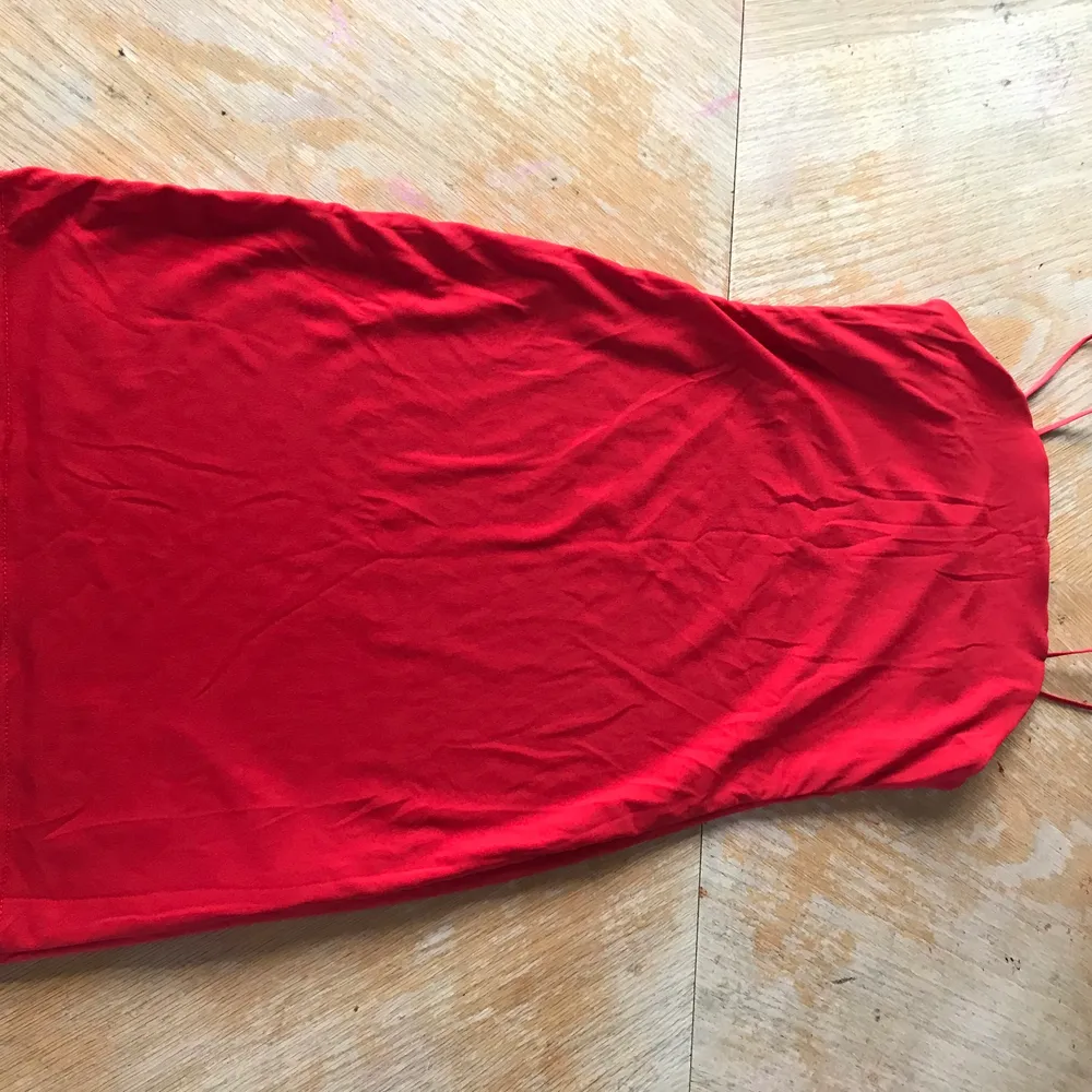 Snygg röd klänning storlek S från BikBok. Använd fåtal gånger. . Klänningar.