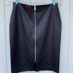 Tight pennkjol i läderimitation - Svart tight knälång kjol i läderimitation. 