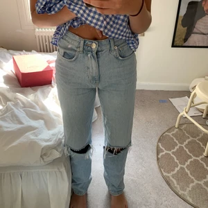 Gina tricot 90s jeans strl 34 - Säljer dessa populära jeans från Gina strl 34! Såå snygga och passar till allt! Strl 34