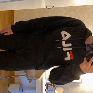 Fila hoodie  - En svart hoodie ifrån fila. Använd sparsamt. St XS. Köparen står för frakten