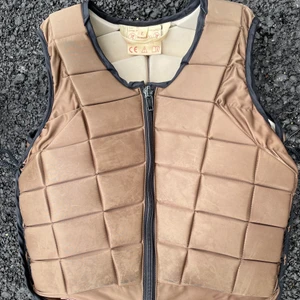 Racesafe brun  - Säkerhetsväst i storlek L Children, passar mig som vanligtvis har XS samt min mamma som har S-M. Fint skick, inte trasig alls! 