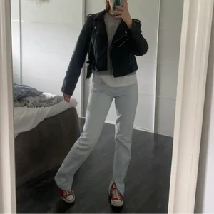 Jeans m slit - Slutsålda jeans ifrån zara m slits💗 