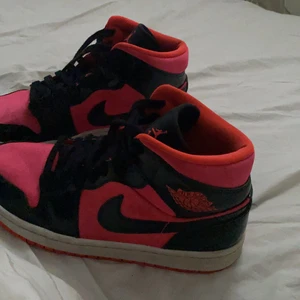 Jordan 1 mid hot punch - Start bud 550kr! Äkta jordan 1 mid hot punch köpta här på Plick🤍 stl 41 men passar mig som har 39 🤍🤘🏼 tecken på använda men fortfarande i fint skick kommer inte till användning längre 🤍kan skicka fler bilder till de som önskar. Lägg gärna bud! Kan skickas spårbart BIN: 1000kr STARTBUD:550kr 