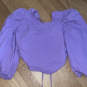 Lila topp - ⚠️massförsäljning pga flytt⚠️ fin ballonärmad tröja i en fin lila färg. Knytning i ryggen. Inga bud 