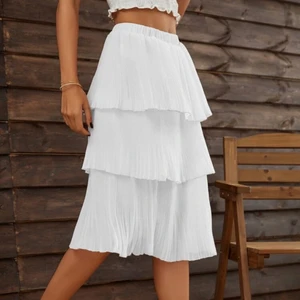 Vit volangkjol - Super fin volangkjol som är helt oanvänd. Slutsåld på hemsidan och säljer då den inte kommer till användning. Skriv för frågor eller liknande☺️