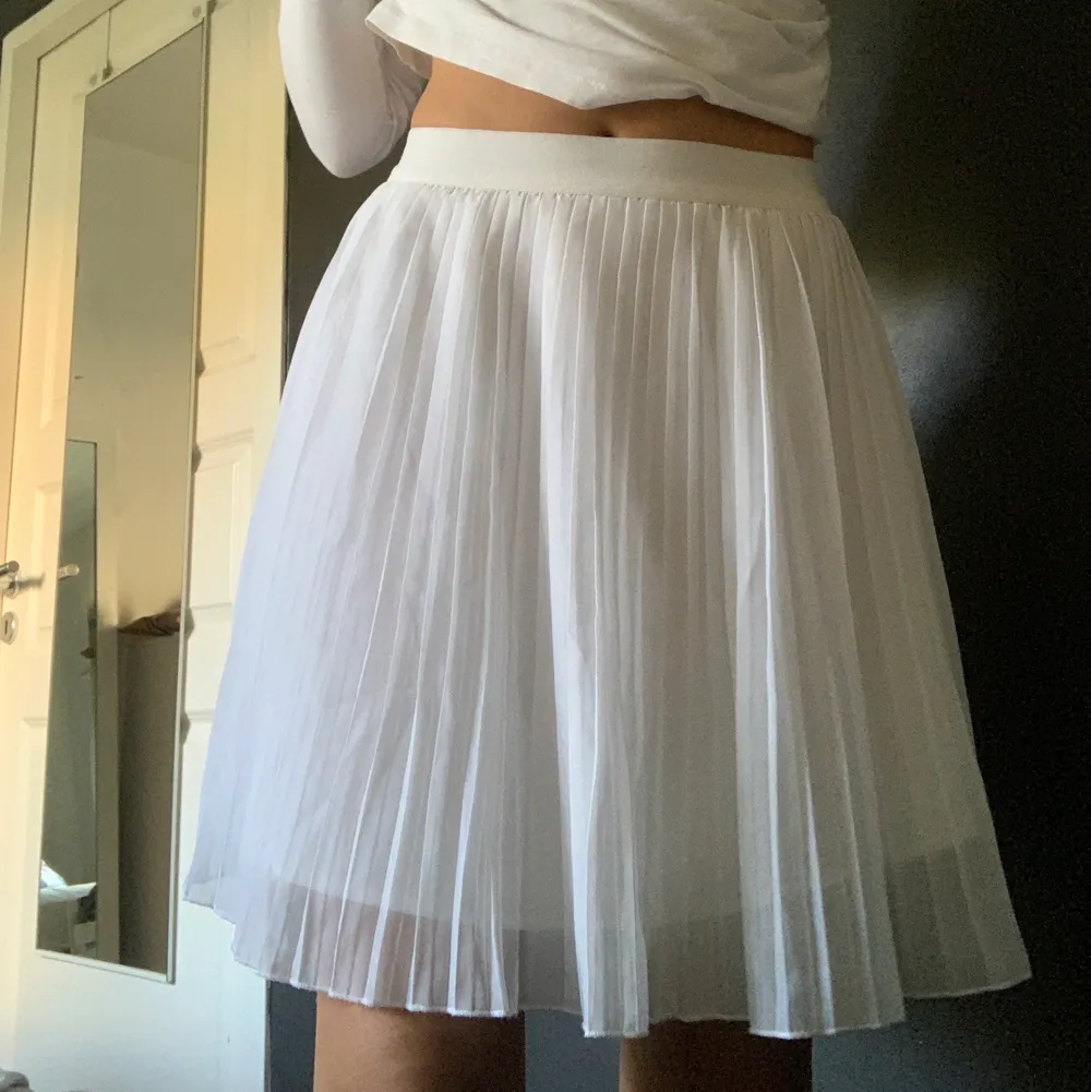 Vit somrig kjol från NA-KD i storlek S, säljer då den tyvärr inte kommer till användning💕💕 köpare står för frakten 💕. Kjolar.