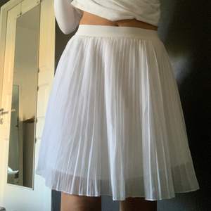 Vit somrig kjol från NA-KD i storlek S, säljer då den tyvärr inte kommer till användning💕💕 köpare står för frakten 💕