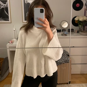 Vit tjocktröja - Så mysig vit tröja, vet inte hur ja ska beskriva materialet men man ser ganska tydlig på bild 2. Jätte skönt material verkligen, säljer enbart eftersom den inte kommer till användning längre. Inte använt mycket och i jätte bra skick. Skriv gärna om ni är intresserade eller har frågor/vill se mera bilder på tröjan❤️ pris kan disukteras!