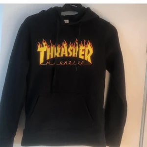 Svart thrasher hoodie i stl S.  - Svart thrasher hoodie i stl S. Bomullsmaterial inuti. Ganska liten i storleken.