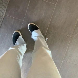 Jeans  - Säljer mina favorit jeans då jag köpt ett par nästan likadana, storlek 38 med slits vid anklarna💗 köpta för nån månad sedan för 600 kr och kan sälja för 350.