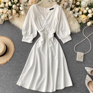 Vit klänning - Helt oanvänd klänning från hemsidan All pretty girls. One size men stretchiga material. Passar bäst S/M.   Nypris: 500 kr