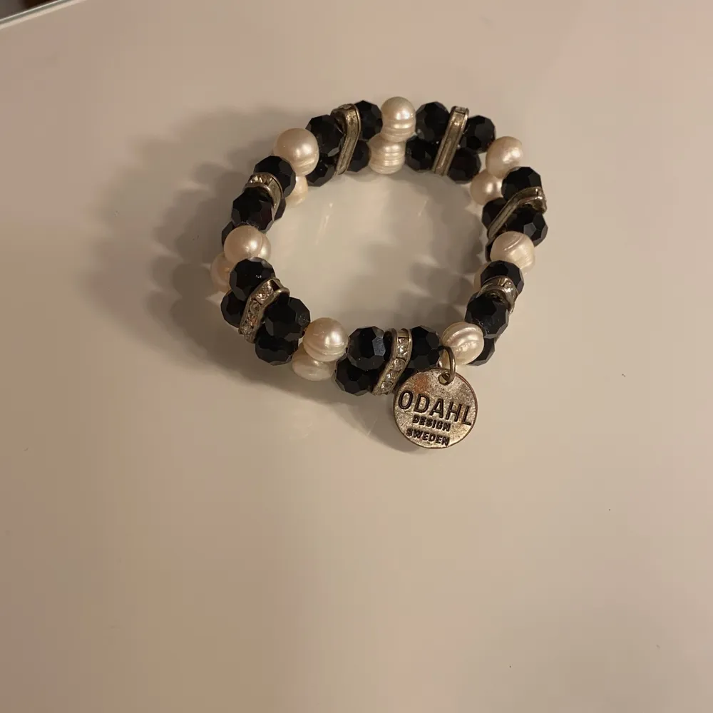 Ett armband med vita och svarta pärlor med diamanter som är jätte fint och stretch bart. Accessoarer.