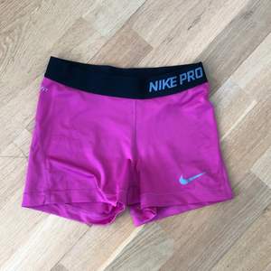 sköna rosa nike pro shorts! nike märket är lite skadat som man kan se på andra bilden, annars bra skick💗