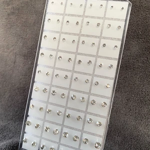 Örhängen  - Helt nya örhängen, 3kr/st eller 5kr/paret. Frågor och beställningar tar jag emot här eller på Instagram @emilias_smycken