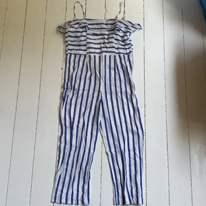 Sjukt fin jumpsuit från Zara - Säljer den här jumpsuiten som verkligen är jättefin då den tyvärr är för liten för mig. Storlek 13-14/164 cm. Använd endast ett fåtal gånger !! 