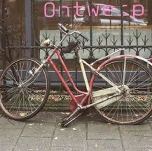 Sykel - Hej säljer min sykel. Är gamal har gåt monga metter men nu ska jog selija den star på första trampet man kan sykla fram och boklänge kåmer med frambråms både bak och framm det enda som saknas är en redlox fram och lite anat. Sadel fins också ska bara hitta den . Endast sariösa bod. Tenker runt 500 krunår. Då ska jag köpa sax och 