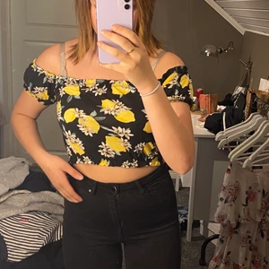 Topp - Hej! Säljer denna gulliga topp me citronmönster 