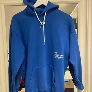 Blå hoodie😜😜 - Köpt på carlings för ett tag sedan, är i storlek xs men de är killstorlek så den är verkligen som en M🥰🥰 frakt tillkommer på 66kr