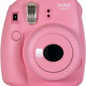 Polaroid kamera  - Säljer min rosa Polaroid kamera! Har använt den väldigt lite och den är därför i mycket bra skick. Den fungerar samt har utseende som en ny!   Nypris ca 700 kr.  Säljer för 250 (+50kr med frakt)