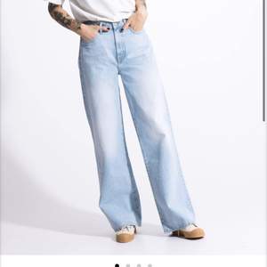 Säljer dessa vida jeans i stl M, passar bra på folk runt 165, 150 kr + frakt❤️❤️
