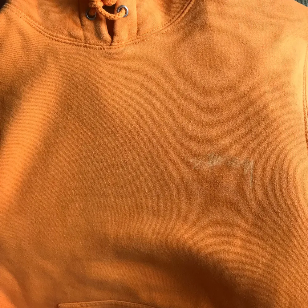Orange stussy hoodie! Nice men använt skick. Har tryck på ryggen samt på ena bröstet. . Tröjor & Koftor.