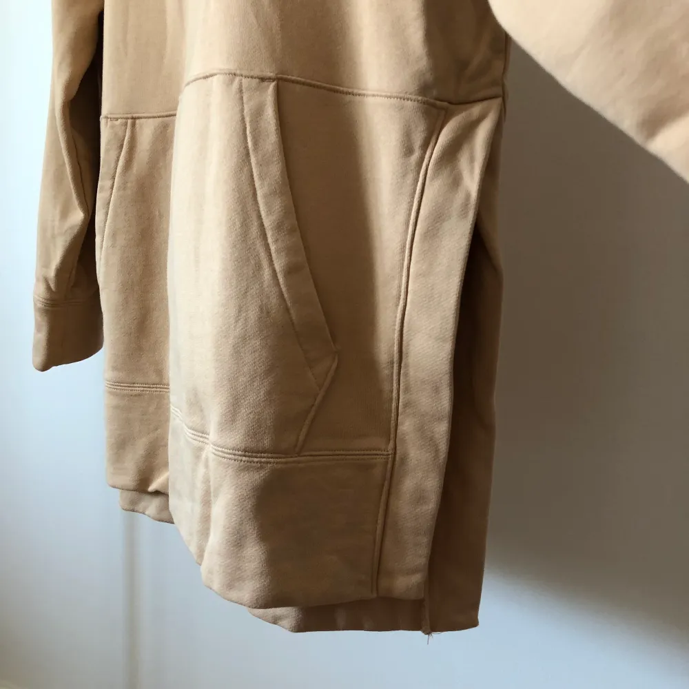 Lång beige hoodie med slits i sidorna från h&m trend. 100% bomull, oversized. Sparsamt använd, inget att anmärka på gällande skick. Köpare står för fraktkostnad. Swish is queen 🐒🍞🥠. Hoodies.