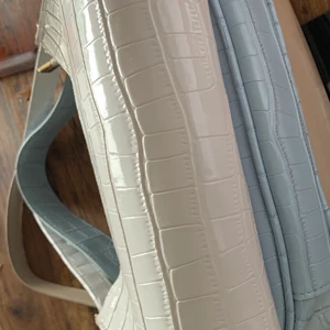 Baguette bags - Säljer nu alla mina väskor, pris kan alltid diskuteras och alla är i nyskick🤎 kan absolut skicka fler bilder, jag har en blå och brun kvar, lägger ut igen pga oseriös köpare 