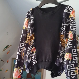 Söt Vinchy topp eller tröja  - En söt vintage söt tröja som är I mycket bra skick och matcherar med allt .man kan änvandar den som en tröja eller tops