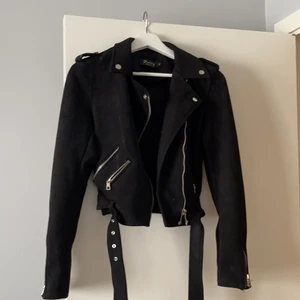 Mocka jacka  - Mocka jacka, köpt i butik i Göteborg. Storlek s, passar även XS. Knappt använd, mycket fin. Köparen står för frakten. 