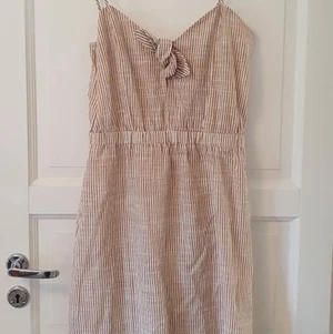 Klänning - Nelly - Superfin klänning från Nelly i storlek 38. Aldrig använd - prislapp kvar. Köparen står för eventuell frakt.