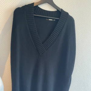 Väst - V-ringad väst från BikBok. Skitsnygg att ha över skjorta🤎🤎 Den är i storlek XL men jag som har storlek M tycker den sitter snyggt oversizad om jag stoppar in den🤎