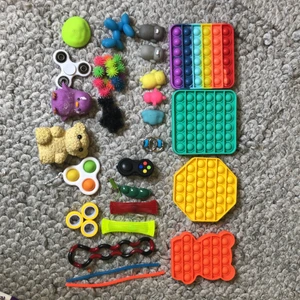 Fidget toys  - Säljer massa fidget toys som ej kommer till användning, skriv till mig om du är intresserad så säger jag hur mycket fidgeten kostar :) frakten kan variera på storlek och om du köper fler än en fidget toy :) (vill att ni skriver privat)