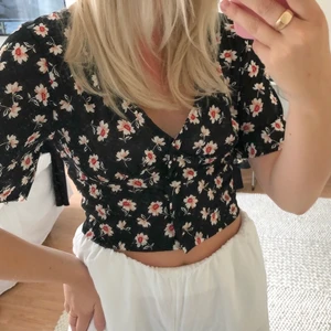 Blommig topp 🌻 - Från pull & bear, går att knäppa upp 🌺